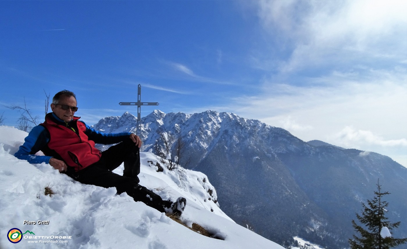 48 Alla croce di vetta del Monte Castello (1425 m) con Alben da sfondo.JPG -                                